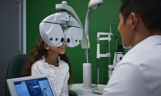 Specsavers and Professor Sam Wass help take the fear out of children’s eye tests for National Eye Health Week